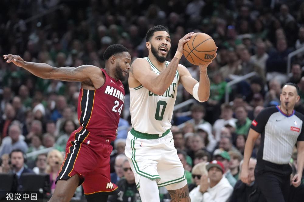 球正在摆脱 球正在摆脱